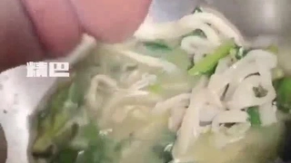 当展示人妻高潮的时候人们从旁边走过
