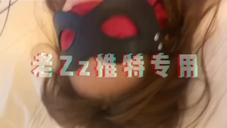 欧洲少女在裸体视频中炫耀她的大奶子