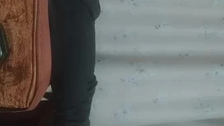 现在是凌晨三点钟~小情侣半夜痒痒~边爱爱边直播~结果被乾爹们嫌看不到头了~