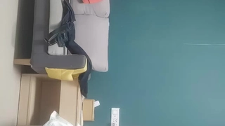 少女妹妹看色情片被继兄抓住