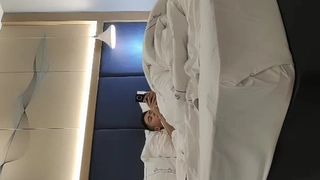 颜值不错的小美女露脸激情大秀，粉嫩的奶子好诱人，毛毛多很性欲望，自己抠逼好骚浪叫呻吟