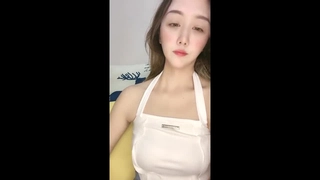 爸爸的女孩在热辣的家庭性爱场景中第一次尝到奶油馅饼