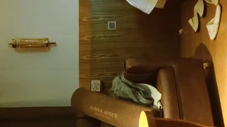美妇身上销魂冲刺享受老公趁老婆蒙眼自慰时找朋友来干太爽内射进去