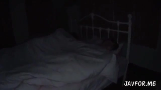 喝着优酸乳穿着开档蕾丝大鸡巴打大奶按在床上就是干没憋住内射里面