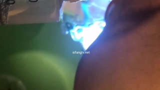 吊起来小穴被插到喷水！